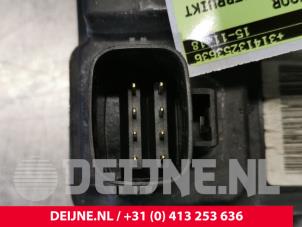 Volvo S80 Front door lock mechanism 4-door, right O5115 photo 3