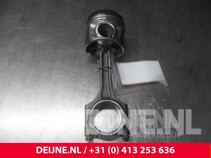 Gebruikte Zuiger Volvo V40 (MV) 2.0 D3 20V Prijs € 120,00 Margeregeling aangeboden door van Deijne Onderdelen Uden B.V.