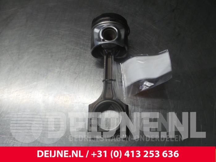 Gebruikte Zuiger Volvo V40 (MV) 2.0 D3 20V Prijs € 120,00 Margeregeling aangeboden door van Deijne Onderdelen Uden B.V.
