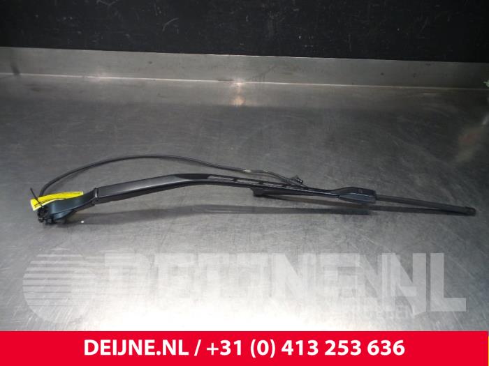 Volvo V90 Scheibenwischerarm vorne O5692
