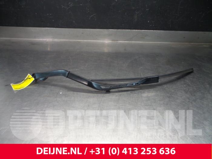 Volvo V90 Scheibenwischerarm vorne O5693