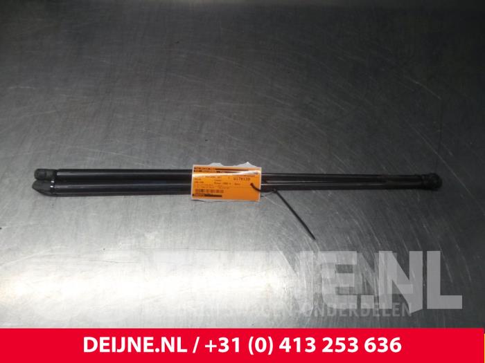 Volvo S40/V40 Set of tailgate gas struts O6515
