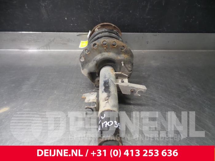 Volvo V70 Stoßdämpferstrebe links vorne O6677