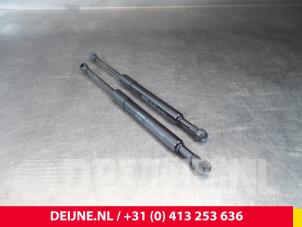 Nieuwe Gasdemperset Achterklep Volvo S40 Prijs € 48,40 Inclusief btw aangeboden door van Deijne Onderdelen Uden B.V.