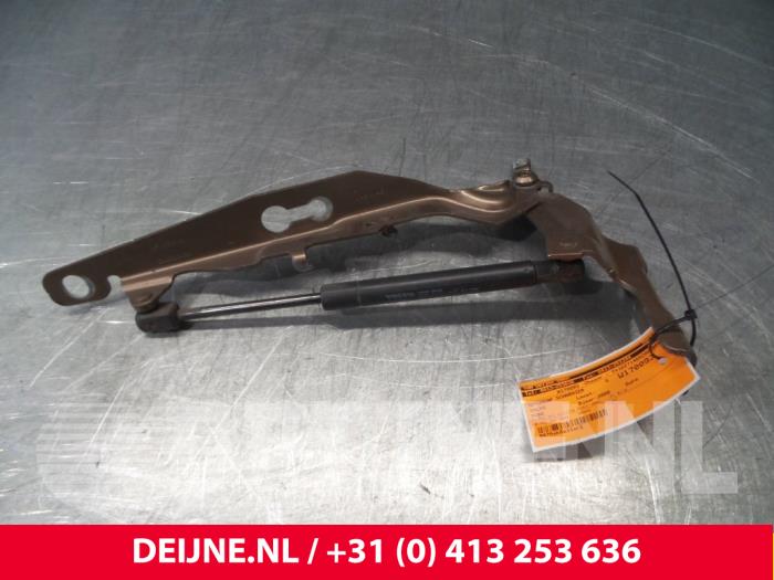 Volvo XC60 Bonnet Hinge O9143