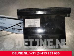 Gebruikte Display Interieur Volvo C70 (MC) 2.4 D5 20V Autom. Prijs € 30,00 Margeregeling aangeboden door van Deijne Onderdelen Uden B.V.