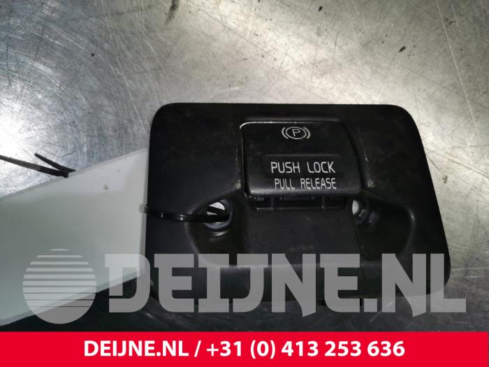 Gebruikte Handrem schakelaar Volvo S60 II (FS) 1.6 T3 16V Prijs € 15,00 Margeregeling aangeboden door van Deijne Onderdelen Uden B.V.
