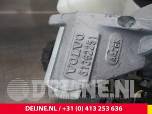 Volvo V90 Hoofdremcilinder O4699 foto 3