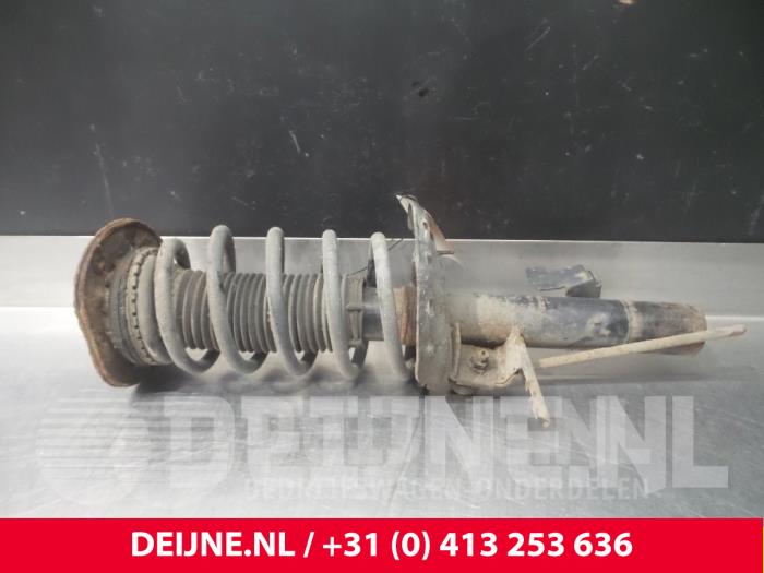 Volvo V70 Stoßdämpferstrebe rechts vorne O5282