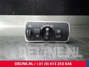 Gebruikte Schakelaar Licht Volvo V60 I (FW/GW) 2.4 D6 20V Plug-in Hybrid AWD Prijs € 25,00 Margeregeling aangeboden door van Deijne Onderdelen Uden B.V.