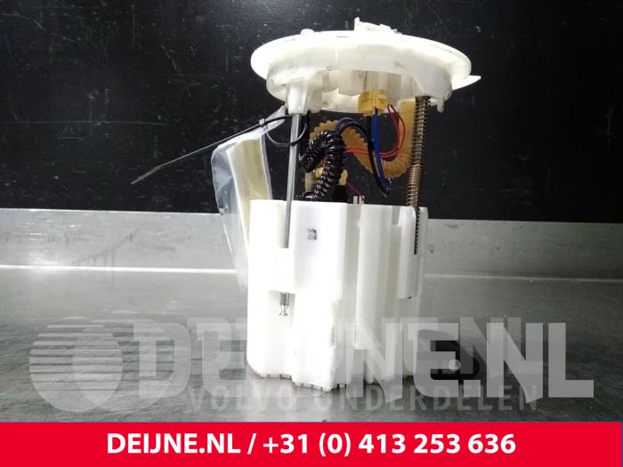 Gebruikte Tank element Pomp Volvo V60 I (FW/GW) 2.4 D6 20V Plug-in Hybrid AWD Prijs € 50,00 Margeregeling aangeboden door van Deijne Onderdelen Uden B.V.