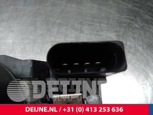 Volvo V60 Front wiper motor O11033 photo 3