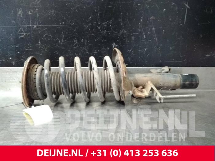 Volvo V70 Stoßdämpferstrebe rechts vorne O12539