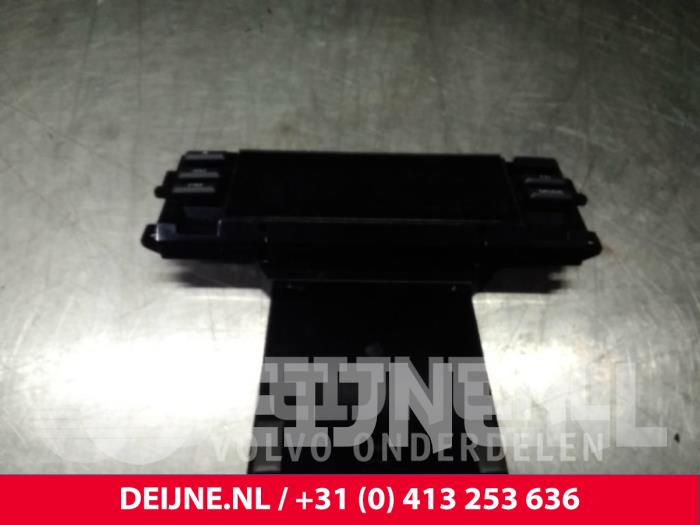Gebruikte Display Interieur Volvo V70 (BW) 2.0 D3 20V Prijs € 40,00 Margeregeling aangeboden door van Deijne Onderdelen Uden B.V.