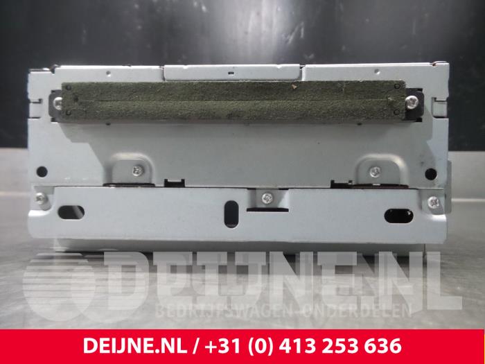 Volvo V70 CD player O12767