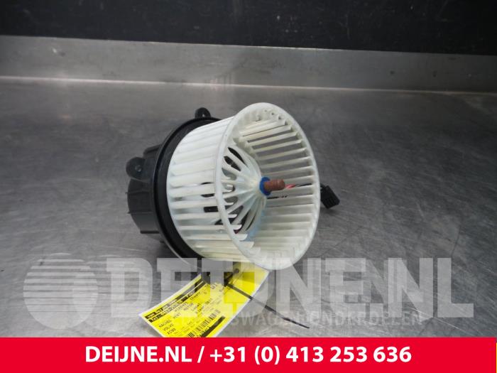 Volvo XC90 Heating and ventilation fan motor O13377