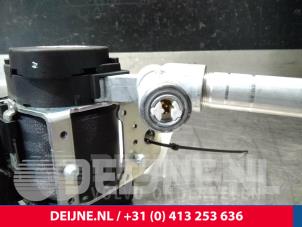 Volvo V70 Rear seatbelt, right O14073 photo 3