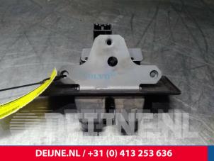 Gebruikte Slotmechaniek Achterklep Volvo XC60 I (DZ) 2.4 D3/D4 20V AWD Prijs € 60,00 Margeregeling aangeboden door van Deijne Onderdelen Uden B.V.