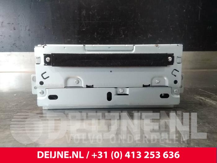 Volvo XC70 CD player O15351