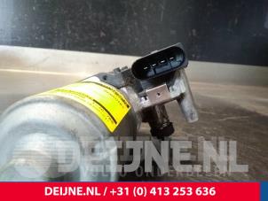 Volvo S60 Front wiper motor O15657 photo 3