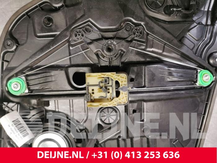 Volvo V40 Ruitmechaniek 4Deurs rechts-achter O21161