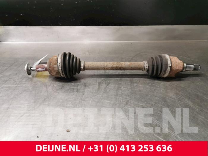 Gebruikte Aandrijfas links-voor Volvo C30 (EK/MK) 1.6 16V Prijs € 75,00 Margeregeling aangeboden door van Deijne Onderdelen Uden B.V.