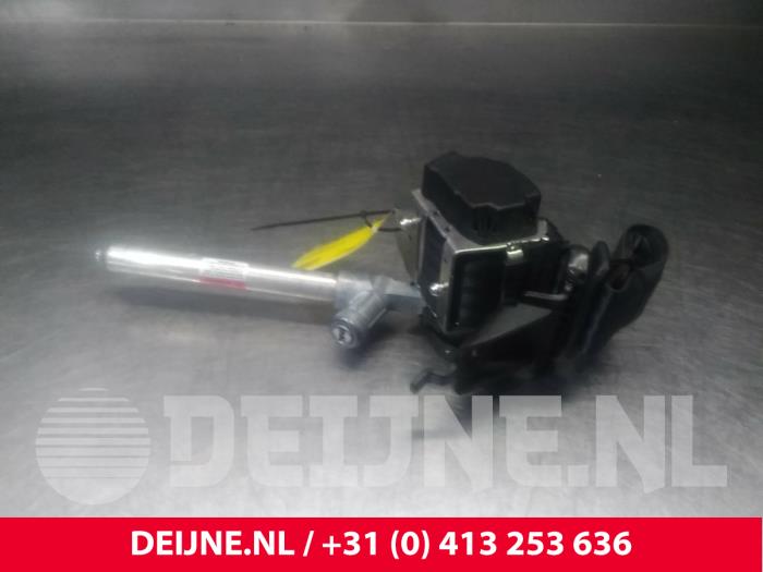 Volvo V70 Rear seatbelt, right O24134