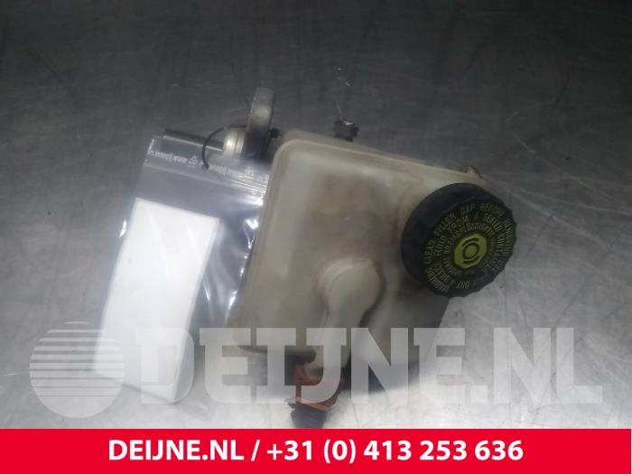 Gebruikte Hoofdremcilinder Volvo XC70 (SZ) XC70 2.4 T 20V Prijs € 45,00 Margeregeling aangeboden door van Deijne Onderdelen Uden B.V.