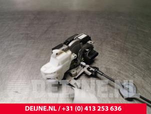 Volvo V40 Front door lock mechanism 4-door, right O24551 photo 2