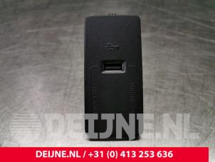 Gebruikte AUX/USB aansluiting Volvo XC60 II (UZ) 2.0 D4 16V Prijs € 45,00 Margeregeling aangeboden door van Deijne Onderdelen Uden B.V.