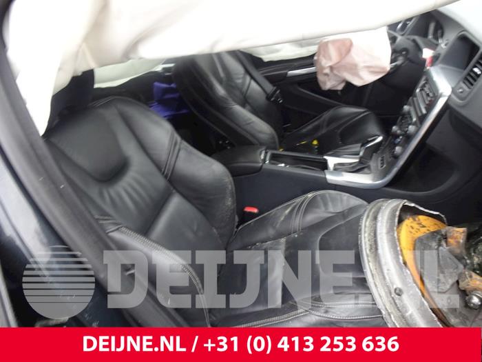 Middenconsoles van een Volvo V60 I (FW/GW) 2.4 D6 20V Plug-in Hybrid AWD 2014