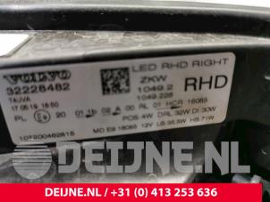 Volvo V40 Headlight, right O27218 photo 3