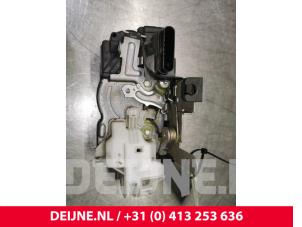 Volvo V40 Front door lock mechanism 4-door, right O27666 photo 3