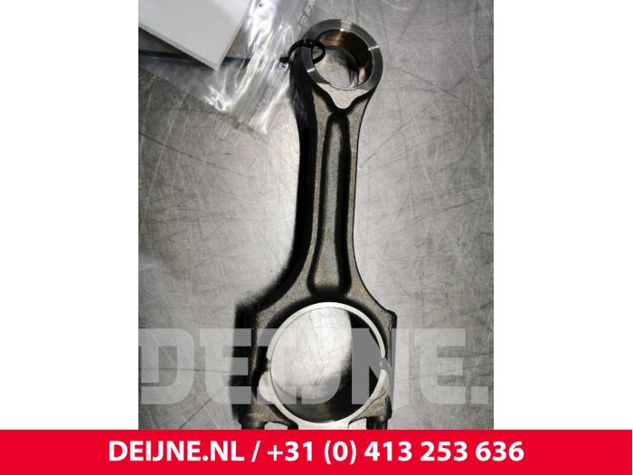 Gebruikte Drijfstang Volvo XC70 Prijs € 100,00 Margeregeling aangeboden door van Deijne Onderdelen Uden B.V.