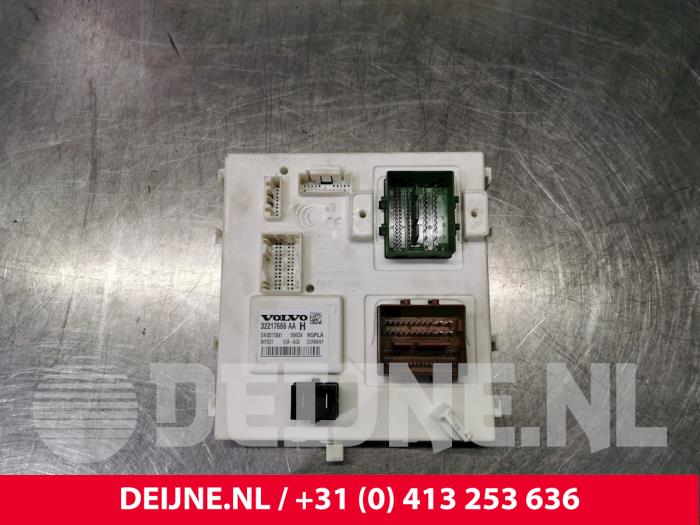 Central electronic module van een Volvo V90 II (PW) 2.0 D4 16V 2018