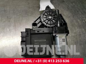 Gebruikte Motor electrisch raam Volvo XC90 II 2.0 D5 16V AWD Prijs € 85,00 Margeregeling aangeboden door van Deijne Onderdelen Uden B.V.