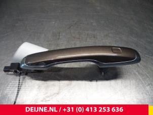 Gebruikte Portiergreep 4Deurs links-achter Volvo V90 II (PW) 2.0 D5 16V AWD Prijs € 75,00 Margeregeling aangeboden door van Deijne Onderdelen Uden B.V.
