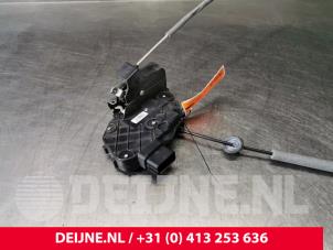 Volvo XC60 Front door lock mechanism 4-door, right O30938 photo 2