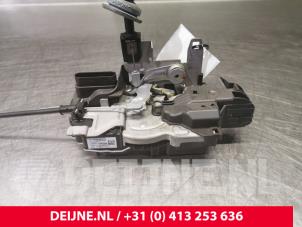 Volvo XC90 Front door lock mechanism 4-door, right O32407 photo 2