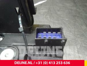 Opel Vivaro Door lock mechanism 2-door, left O37936 photo 3