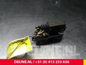 Gebruikte Deurslot Mechaniek 2Deurs links Iveco New Daily III 50C17 Prijs € 24,20 Inclusief btw aangeboden door van Deijne Onderdelen Uden B.V.