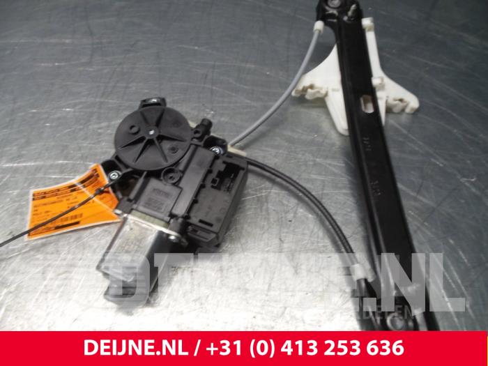 Volkswagen Polo Ruitmechaniek 4Deurs links-achter O41133