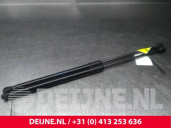 Volkswagen Polo Set of tailgate gas struts O42619