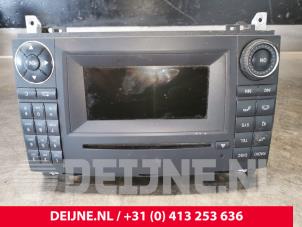 Gebruikte Display Multi Media regelunit Volkswagen Crafter 2.0 TDI 16V Prijs op aanvraag aangeboden door van Deijne Onderdelen Uden B.V.