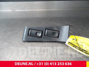Gebruikte Ruit schakelaar elektrisch Opel Movano Combi 2.2 DTI Prijs € 24,20 Inclusief btw aangeboden door van Deijne Onderdelen Uden B.V.