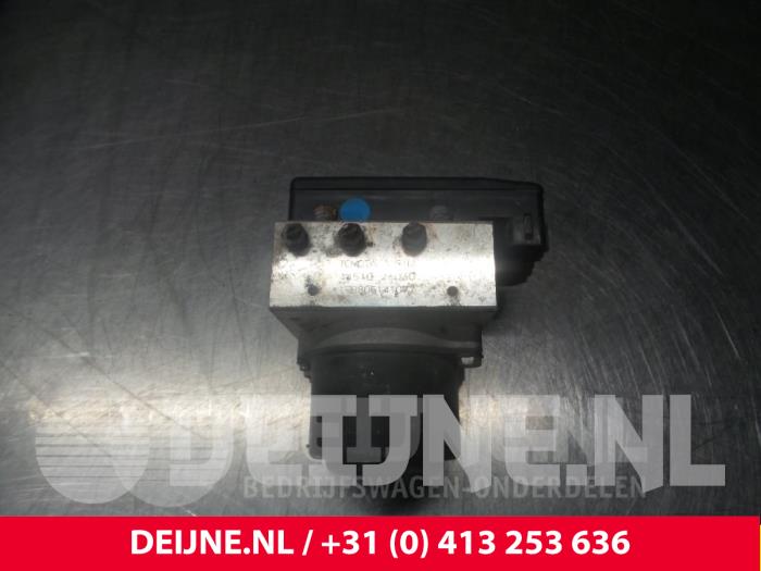 Gebruikte ABS Pomp Toyota HiAce II 2.5 D4-D 117 Kat. Prijs € 24,20 Inclusief btw aangeboden door van Deijne Onderdelen Uden B.V.