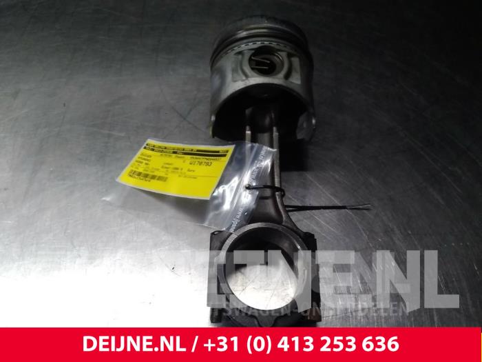 Gebruikte Zuiger Hyundai H-1/Starex Travel 2.5 TD Prijs € 60,50 Inclusief btw aangeboden door van Deijne Onderdelen Uden B.V.