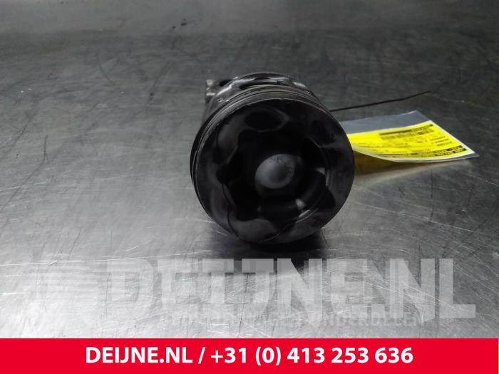 Zuiger van een Renault Kangoo Express (FW) 1.5 dCi 90 FAP 2010