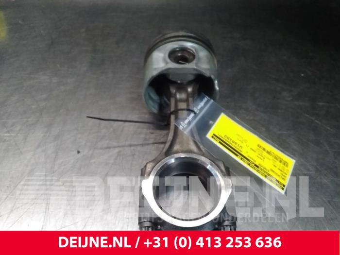 Gebruikte Drijfstang Opel Movano (4A1; 4A2; 4B2; 4B3; 4C2; 4C3) 3.0 CDTI 16V Prijs € 60,50 Inclusief btw aangeboden door van Deijne Onderdelen Uden B.V.
