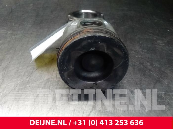Drijfstang van een Opel Movano (4A1; 4A2; 4B2; 4B3; 4C2; 4C3) 3.0 CDTI 16V 2006